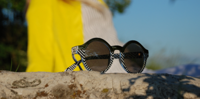 lunettes de soleil au sommet d'un rocher