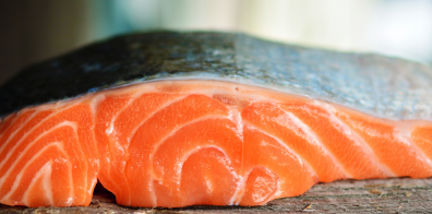 poisson sur une table en bois