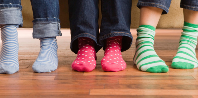 trois jeunes gens portant des chaussettes de couleurs différentes