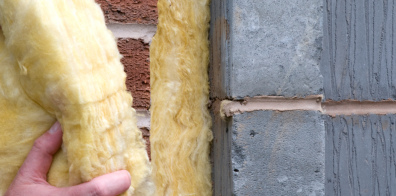 solution d'isolation en cours d'installation sur un bâtiment