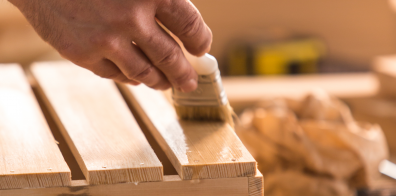 le bois est poli à la brosse