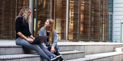 Des étudiants assis sur des marches 