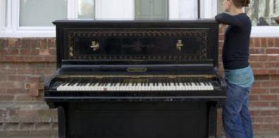 Personne déplaçant un piano