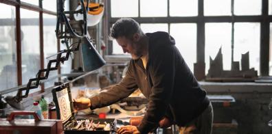 Un homme dans un atelier