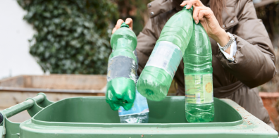 Personne recyclant le plastique 