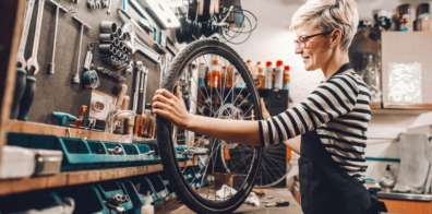 Femmes réparant un vélo 