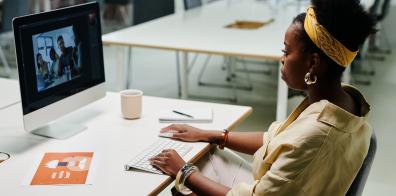 Femmes assises à un bureau 