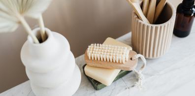 Bathroom shelf with zero-waste products