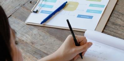 Femme prenant des notes sur une feuille de papier vierge