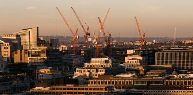 Grues de construction à l'horizon du paysage urbain